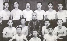 Der Anfang: Lok Yiu (3. v. links oben) in der ersten Klasse von Großmeister Yip Man